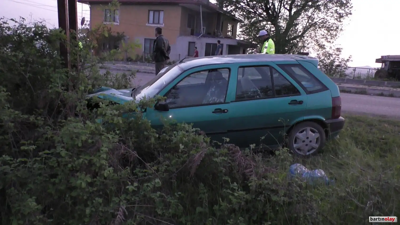Kontrolden çıktı, direğe çarptı