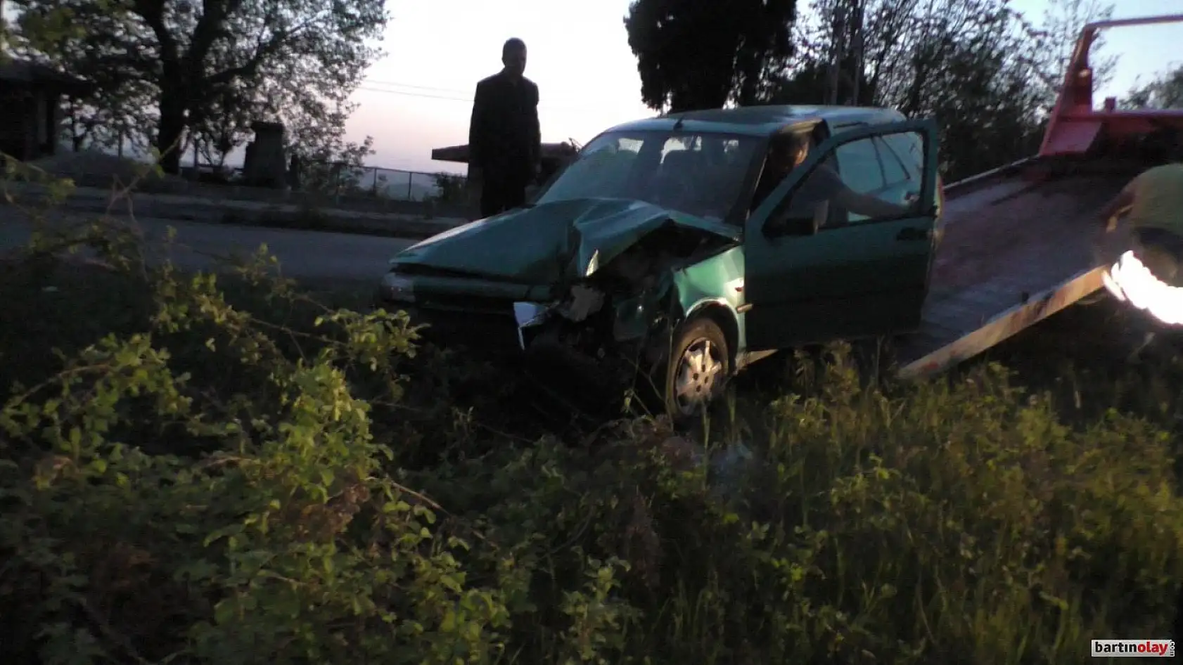 Kontrolden çıktı, direğe çarptı