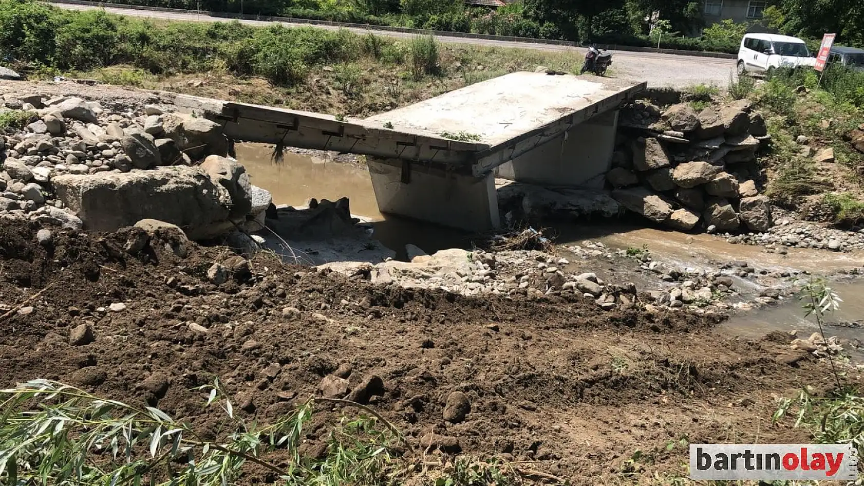 Köprü yıkıldı, vatandaşların ulaşımı yok