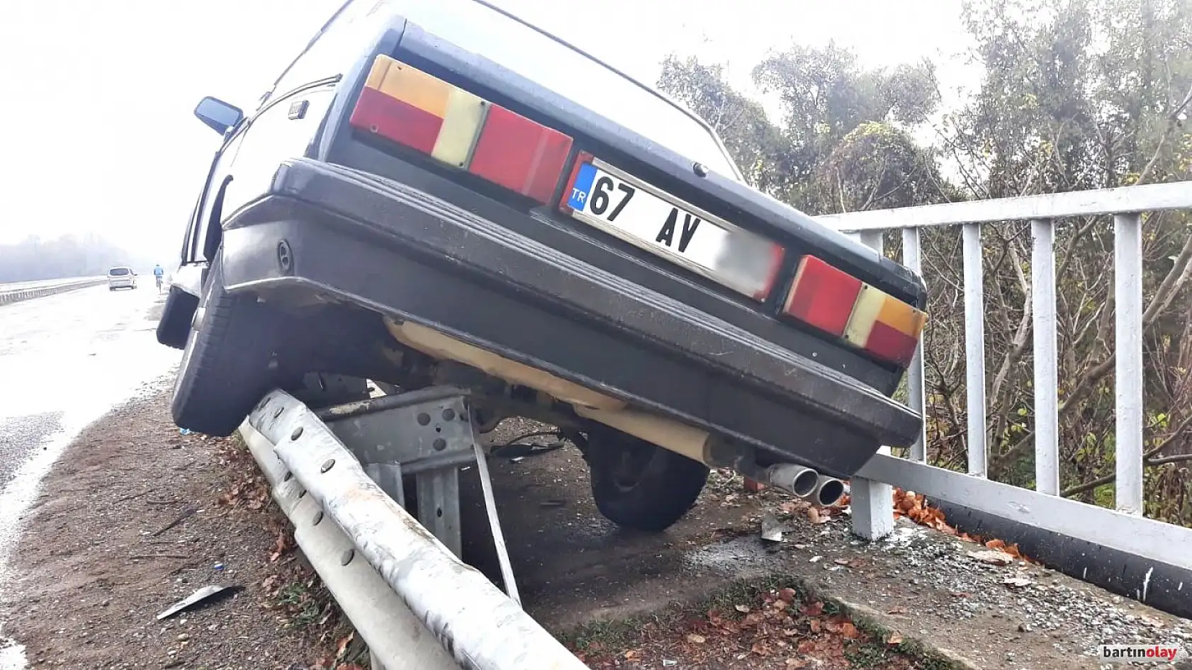 Köprüde bariyerlerin üzerine çıktı