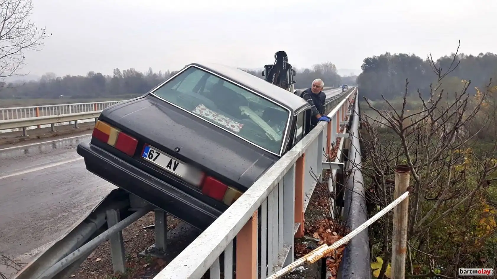 Köprüde bariyerlerin üzerine çıktı