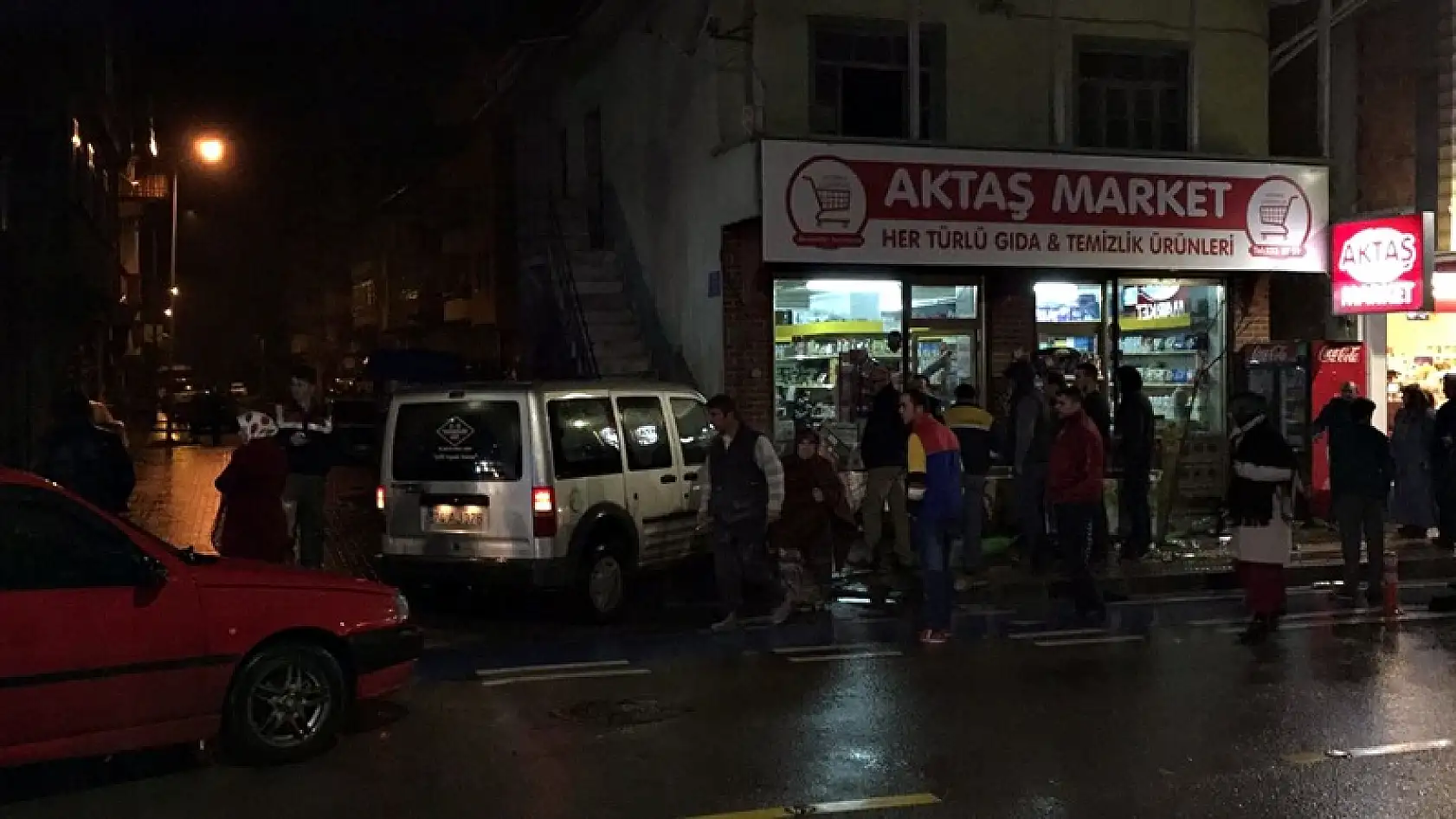 Kozcağız'da araç markete çarptı