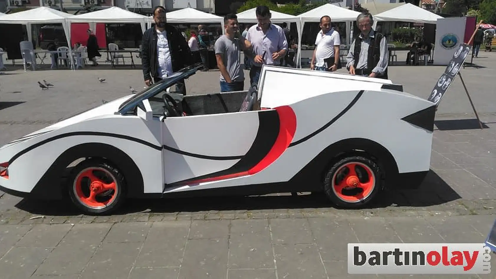 Kozcağız'da yapılan spor araba ilgi odağı oldu