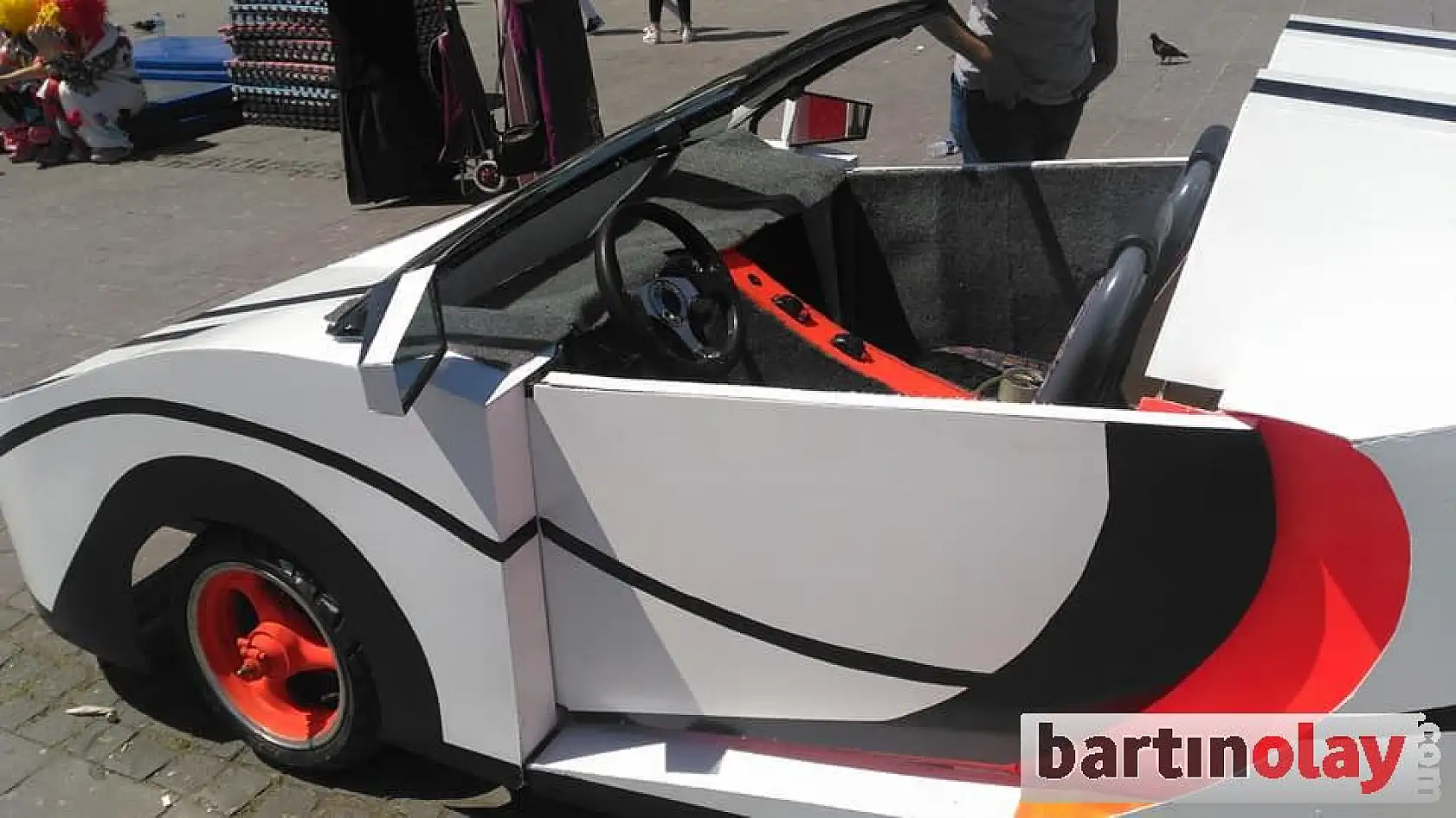 Kozcağız'da yapılan spor araba ilgi odağı oldu