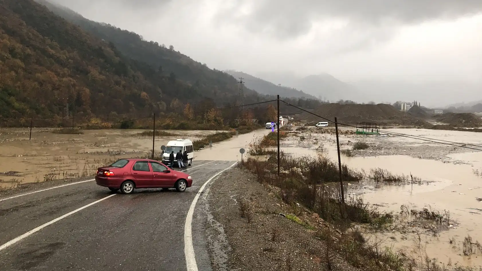Kozcağız Kumluca yolu ulaşıma kapandı