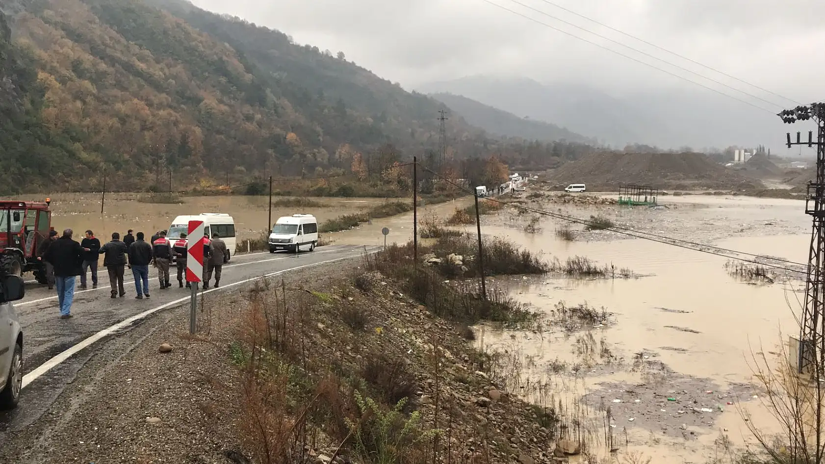 Kozcağız Kumluca yolu ulaşıma kapandı