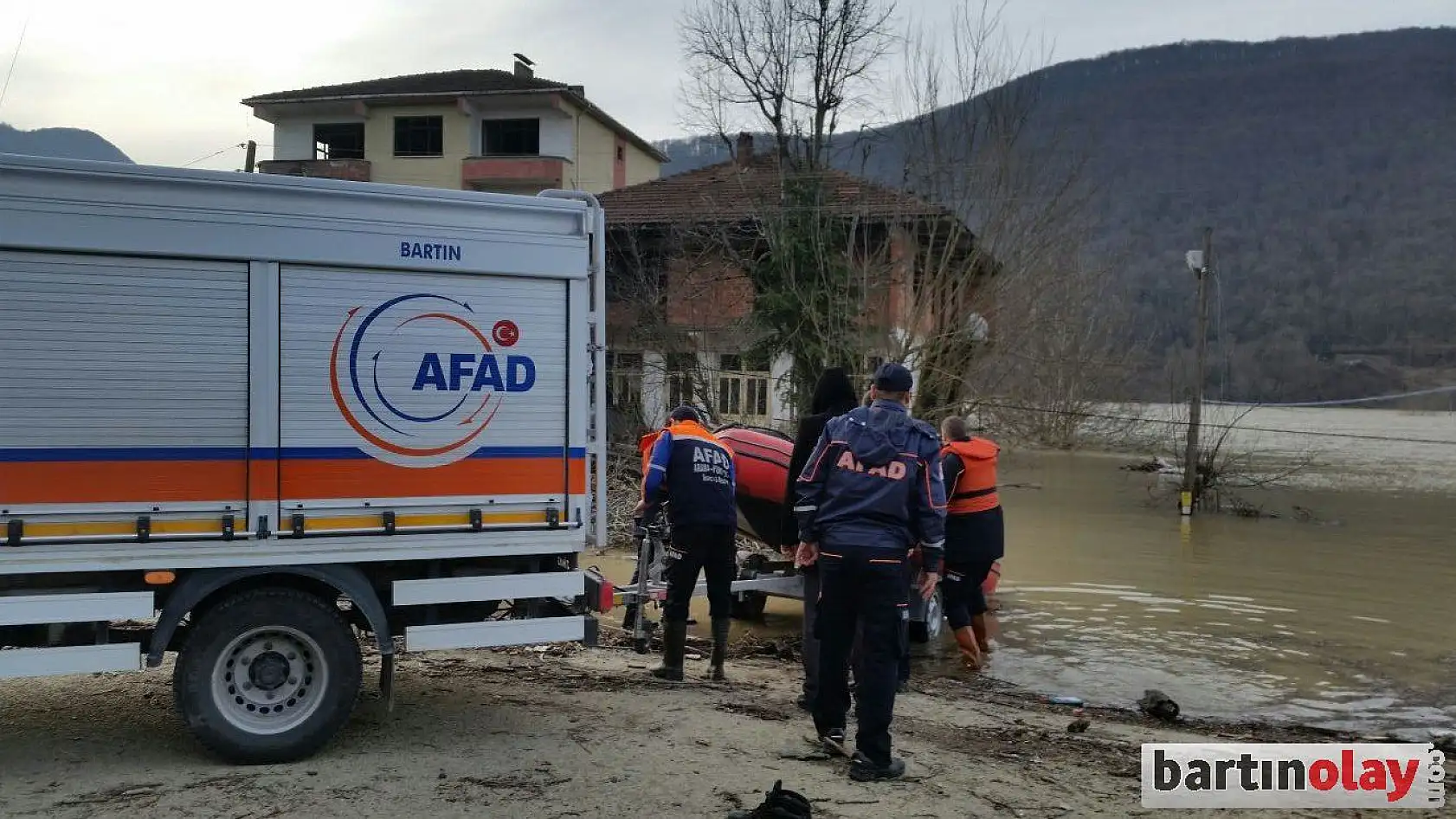 Mahsur kalan köpekler kurtarıldı