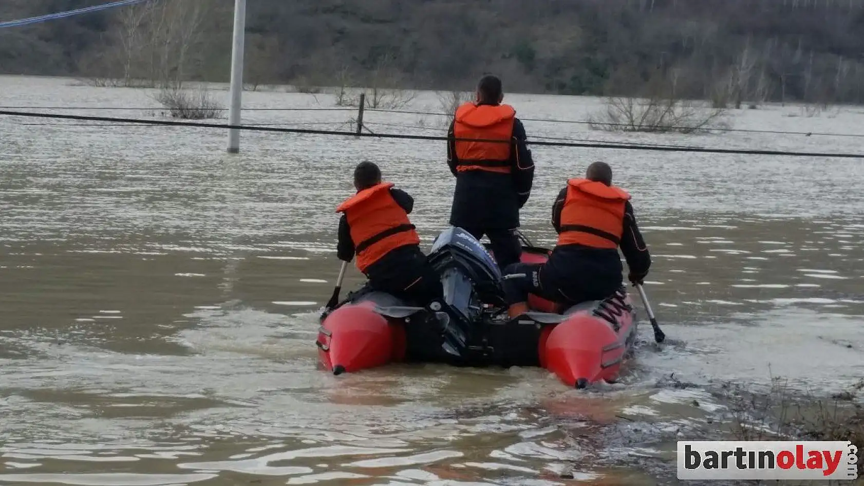 Mahsur kalan köpekler kurtarıldı