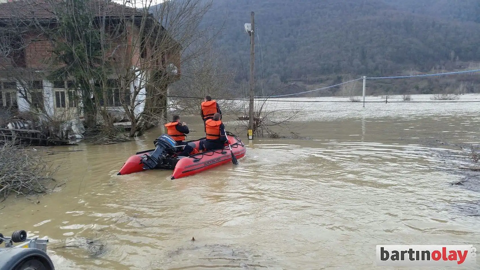 Mahsur kalan köpekler kurtarıldı