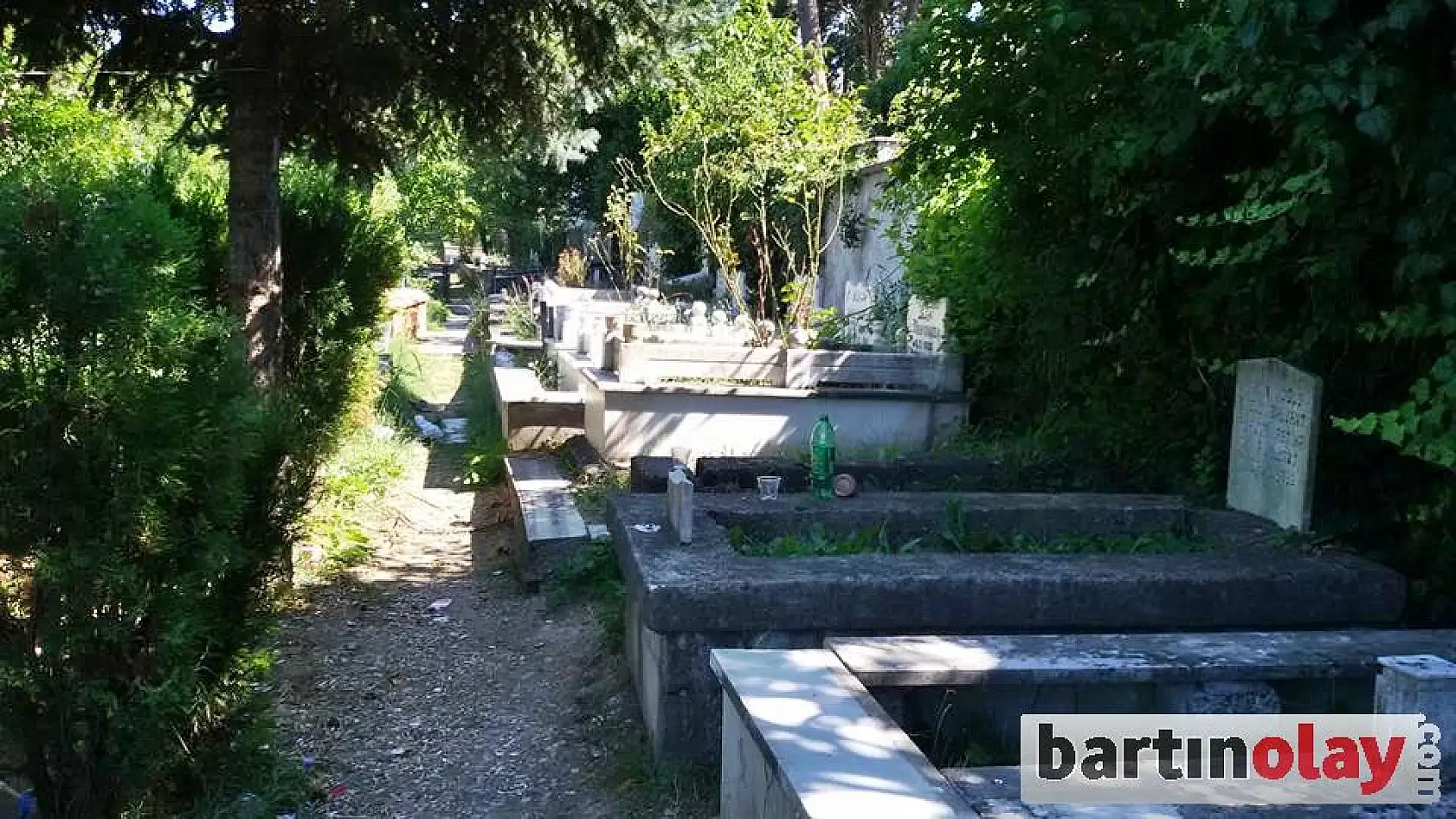 Mezarlıkta çirkin manzaralar