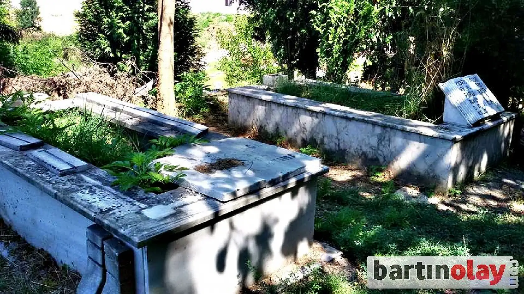 Mezarlıkta çirkin manzaralar