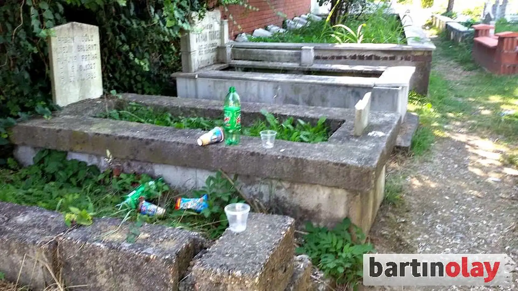 Mezarlıkta çirkin manzaralar