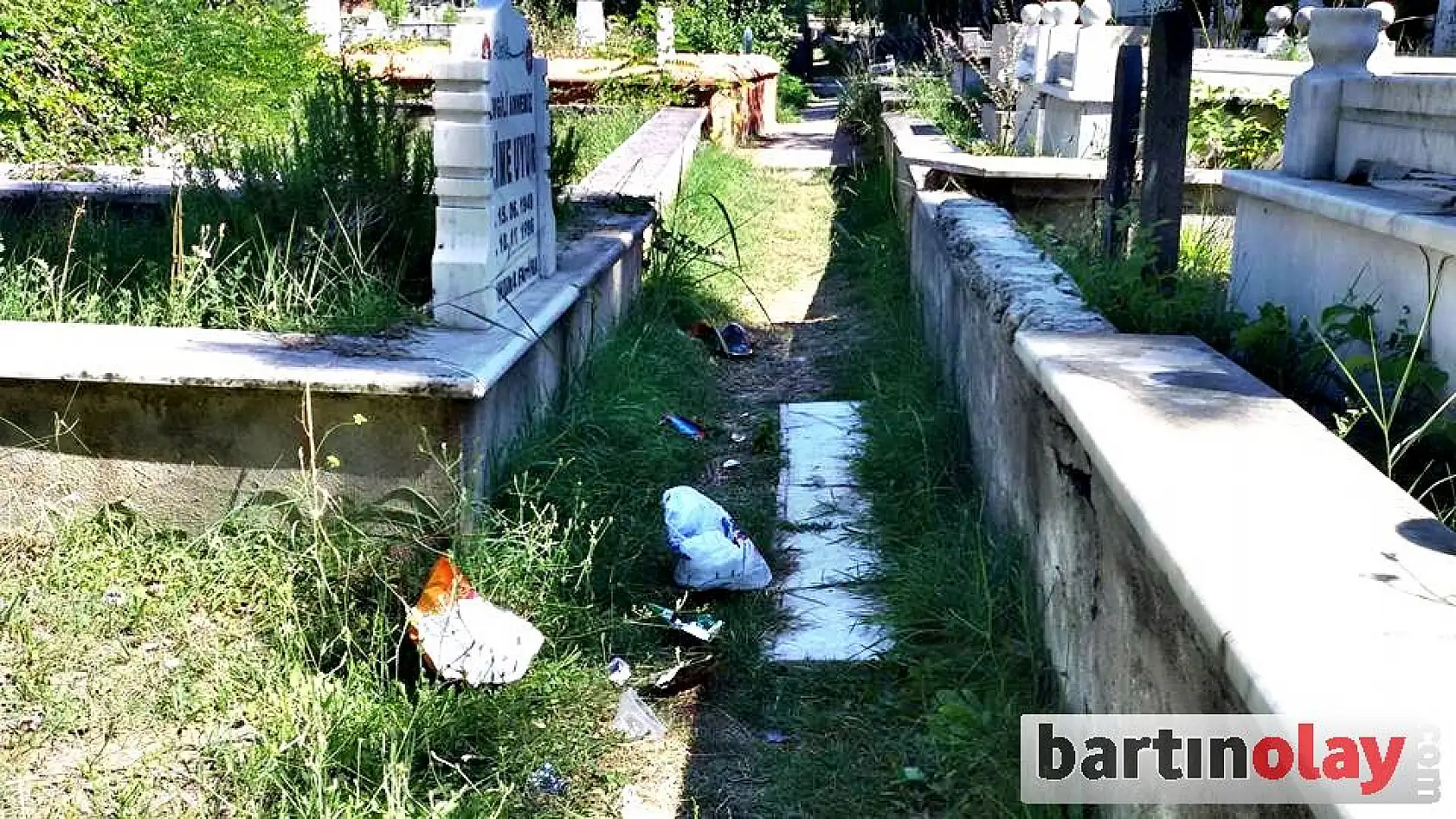 Mezarlıkta çirkin manzaralar