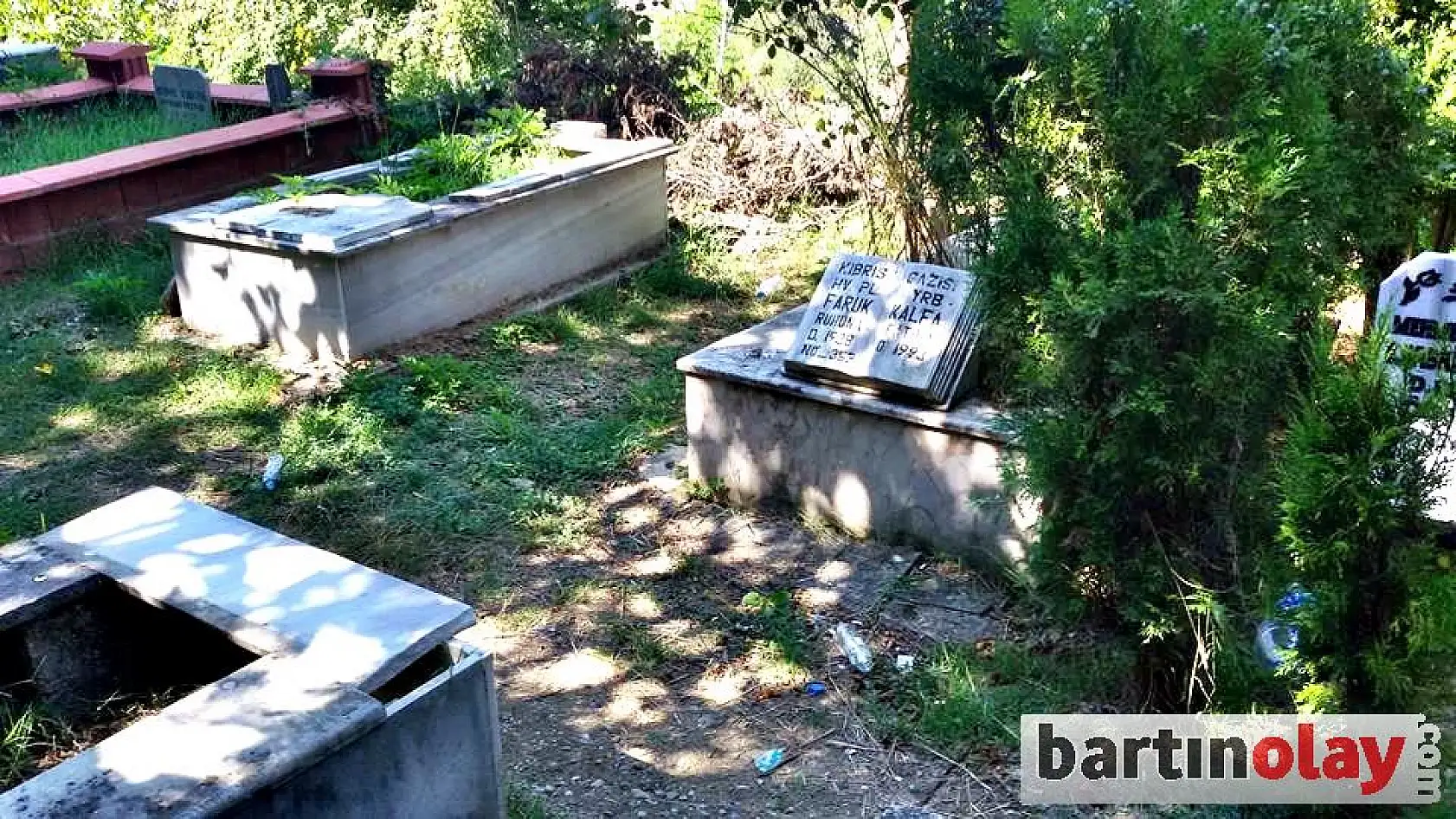 Mezarlıkta çirkin manzaralar