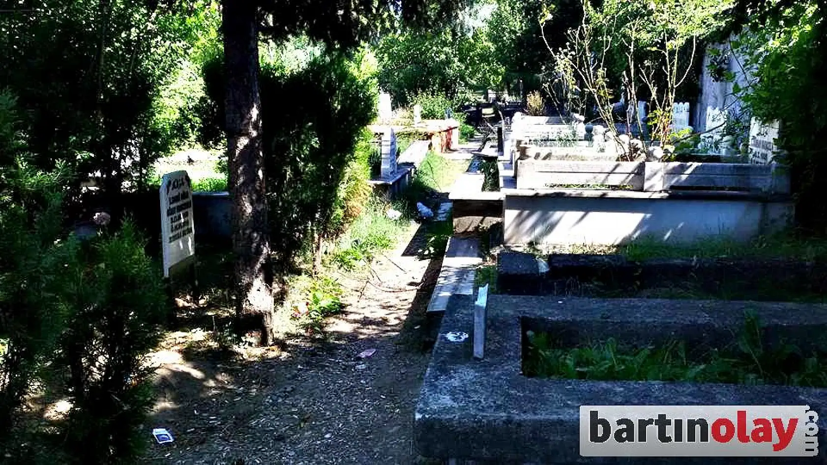 Mezarlıkta çirkin manzaralar