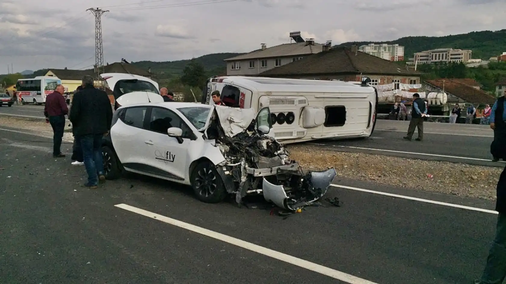 Minibüs ile otomobil çarpıştı, 7 yaralı