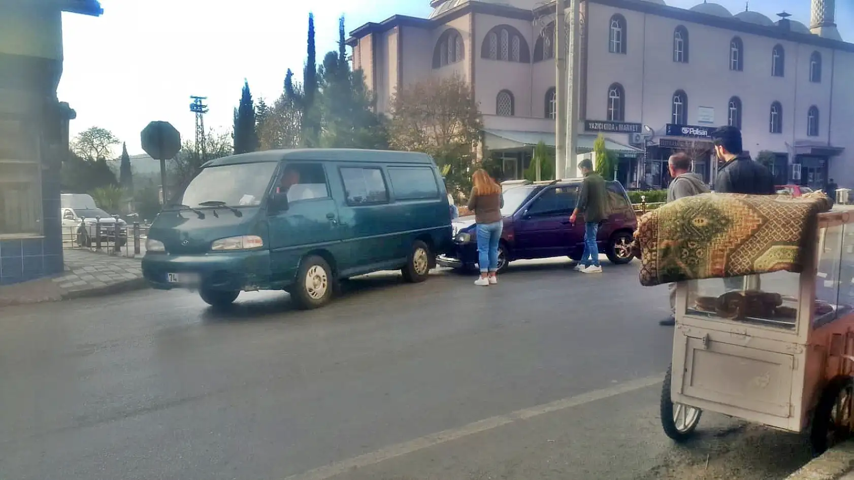 Önündeki araca çarptı