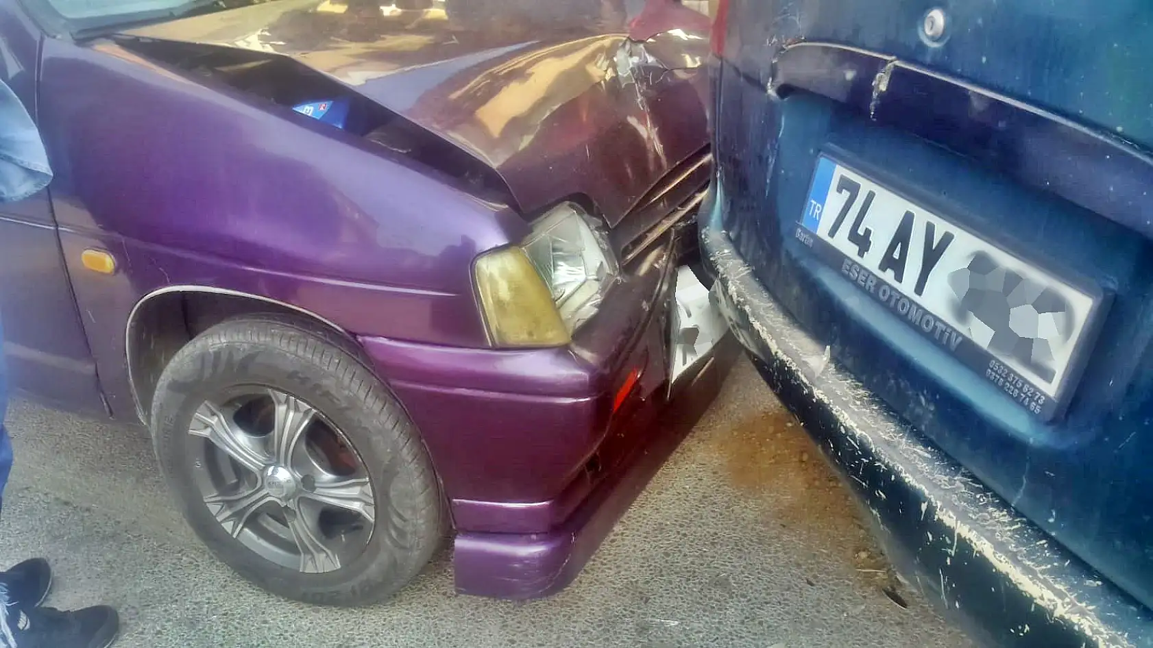 Önündeki araca çarptı