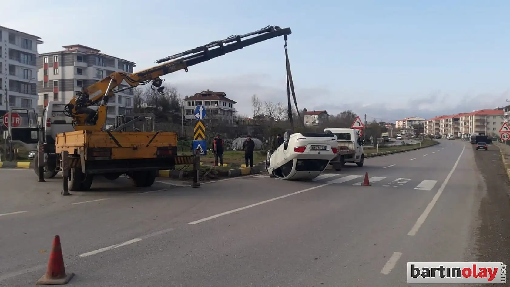 Orta refüje çarparak ters döndü