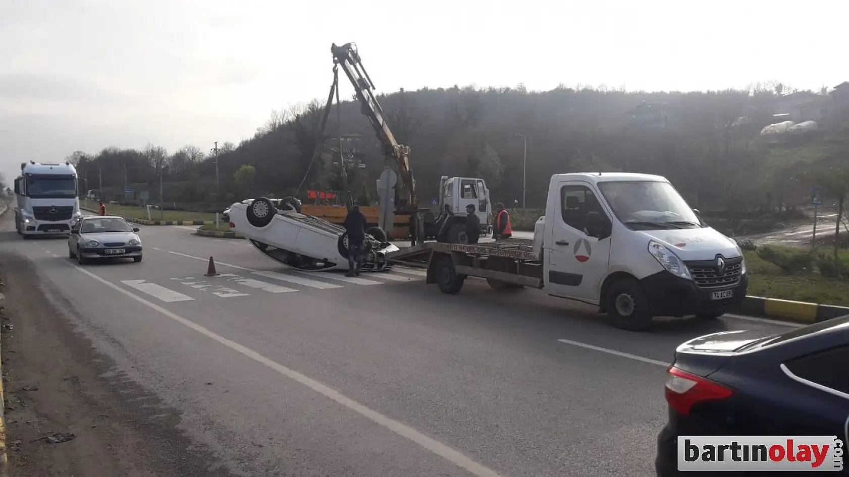 Orta refüje çarparak ters döndü