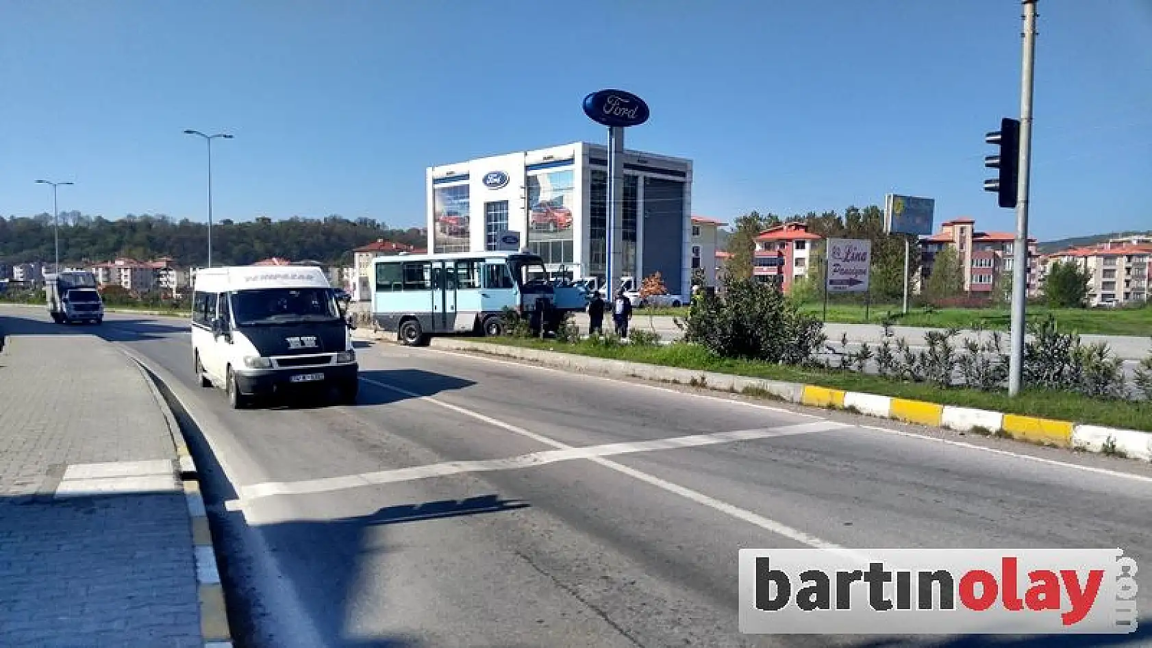 Orta refüje çıkıp elektrik direğine çarptı