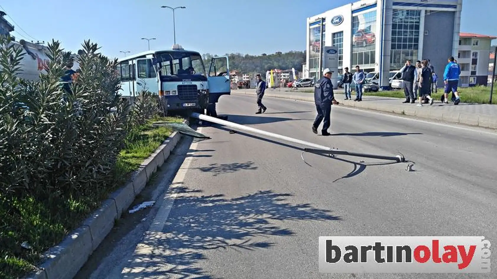 Orta refüje çıkıp elektrik direğine çarptı