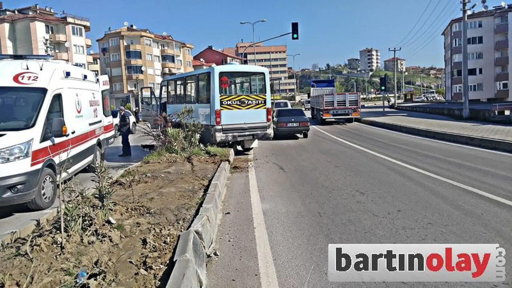 Orta refüje çıkıp elektrik direğine çarptı