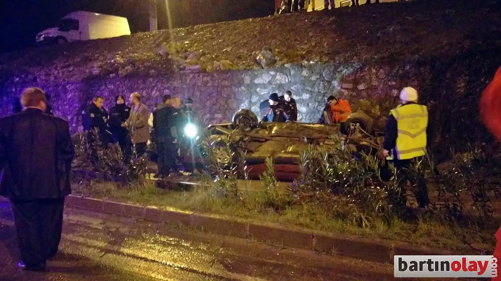 Otomobil alt yola devrildi, 1 ölü