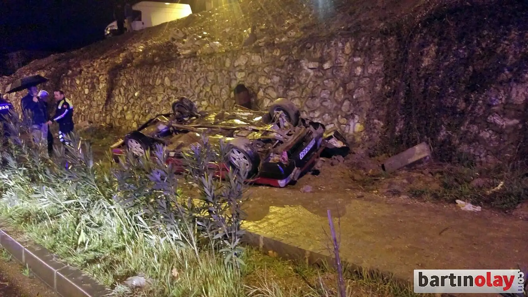 Otomobil alt yola devrildi, 1 ölü