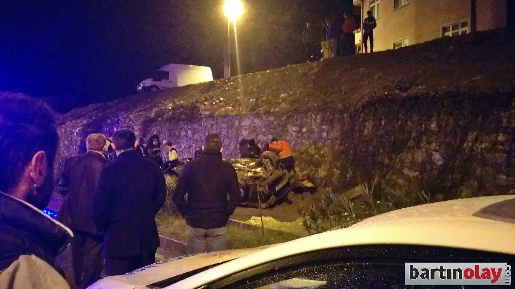 Otomobil alt yola devrildi, 1 ölü