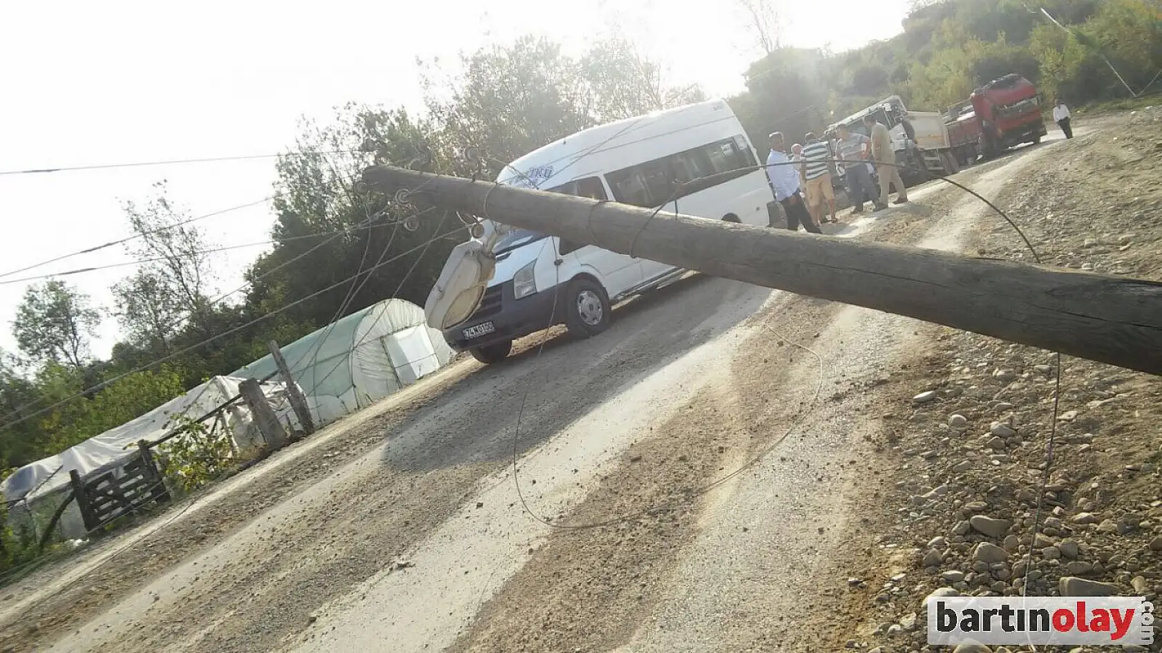 Otomobil direğe çarptı