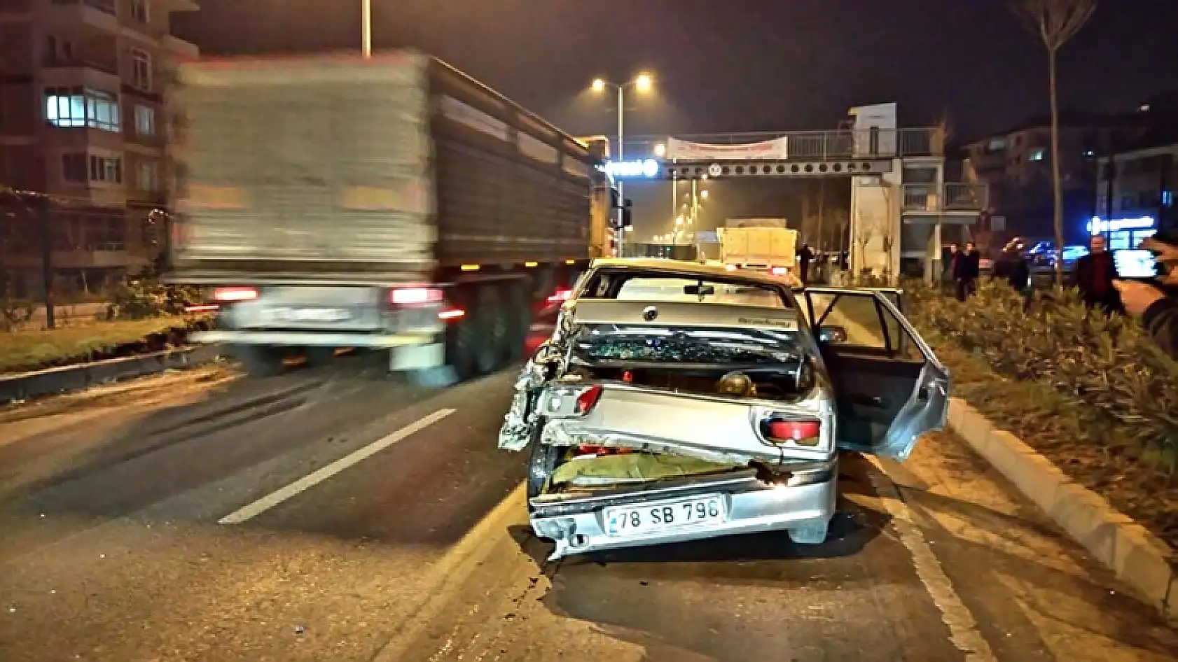 Otomobil hurdaya döndü