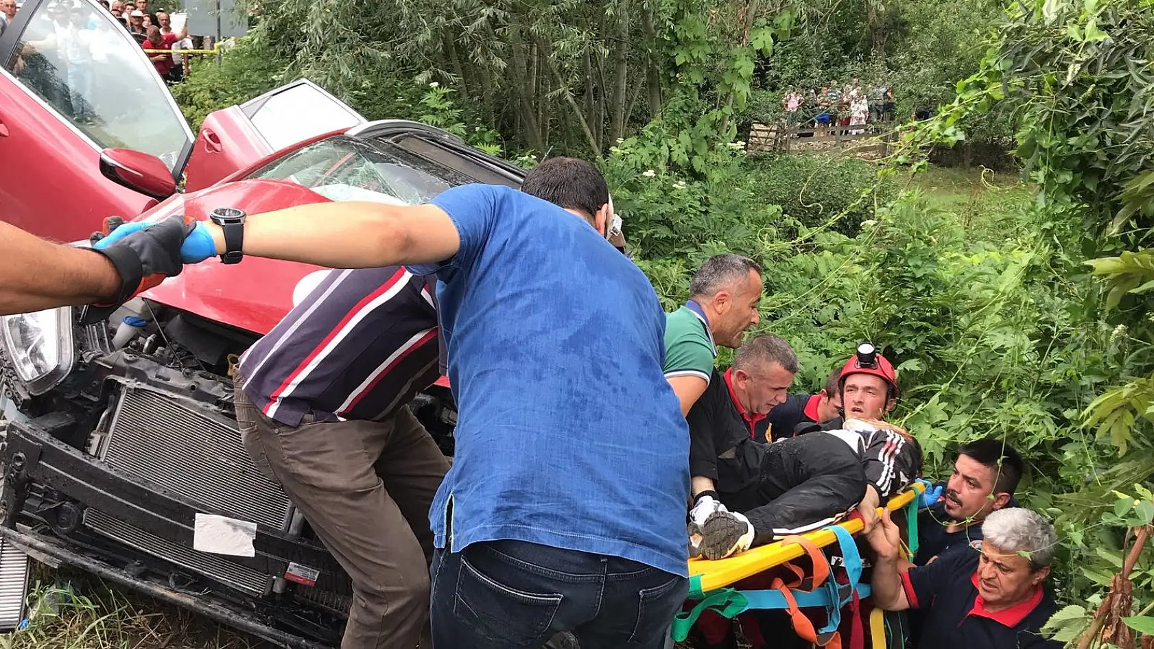 Otomobil ile çarpışan tır şarampole devrildi