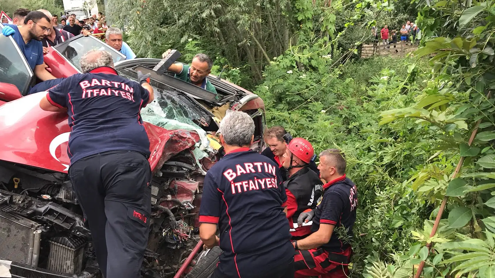 Otomobil ile çarpışan tır şarampole devrildi