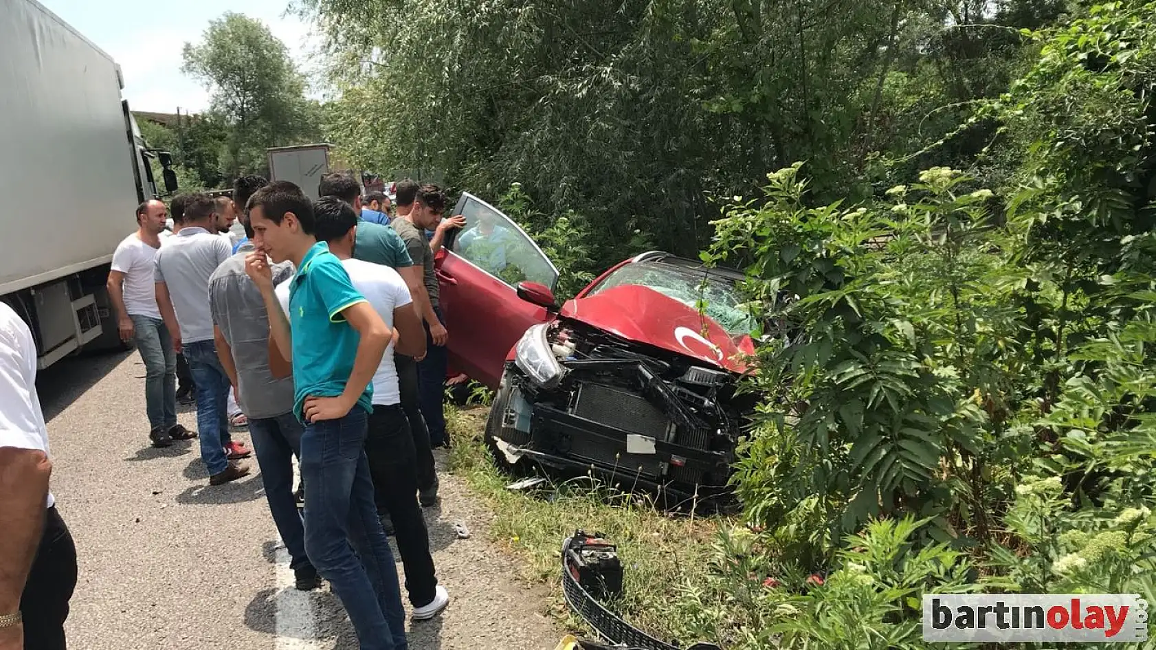 Otomobil ile çarpışan tır şarampole devrildi