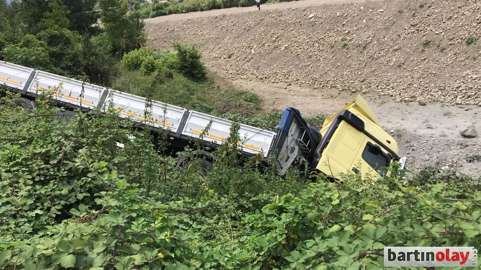 Otomobil ile çarpışan tır şarampole devrildi