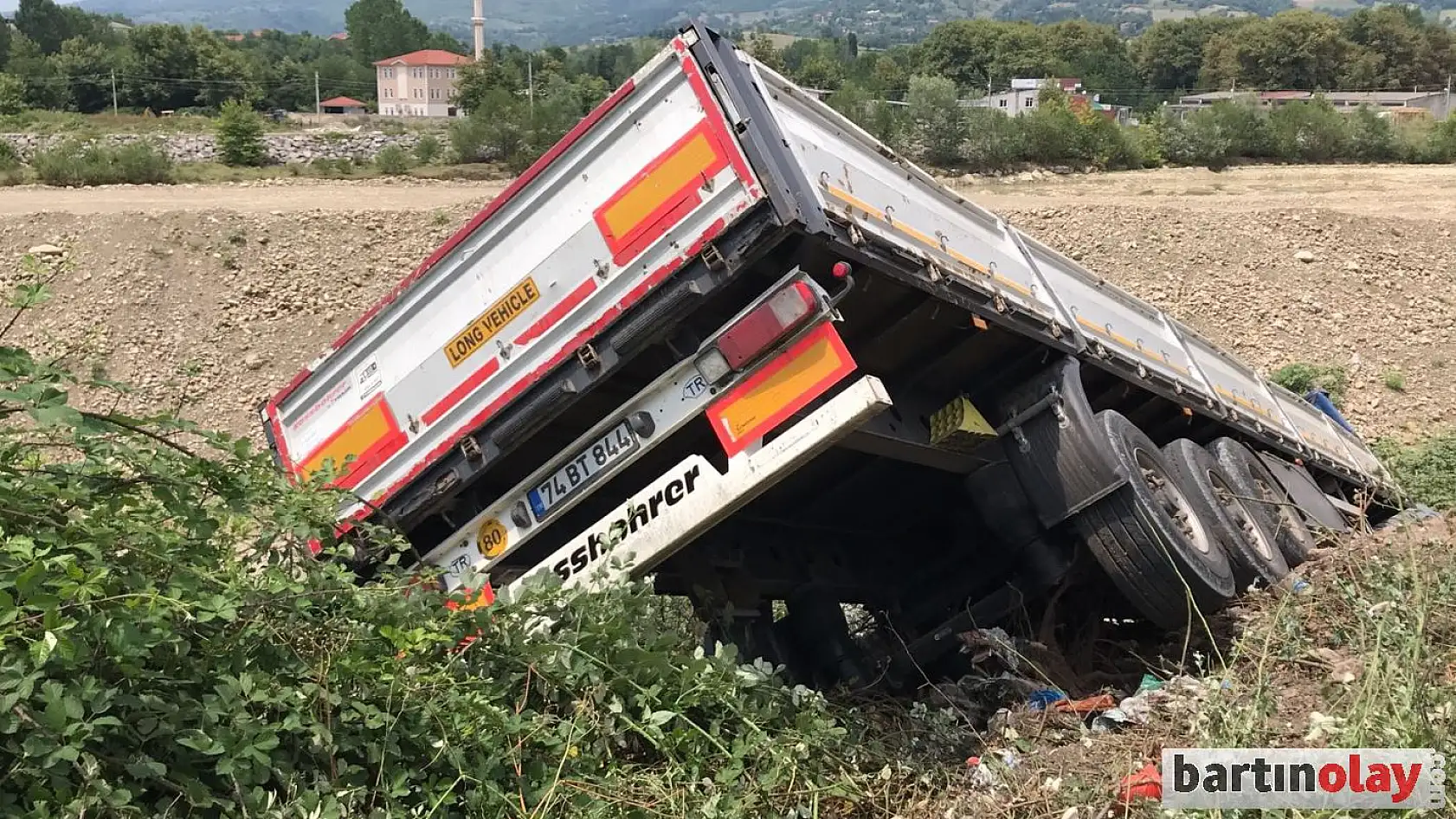 Otomobil ile çarpışan tır şarampole devrildi