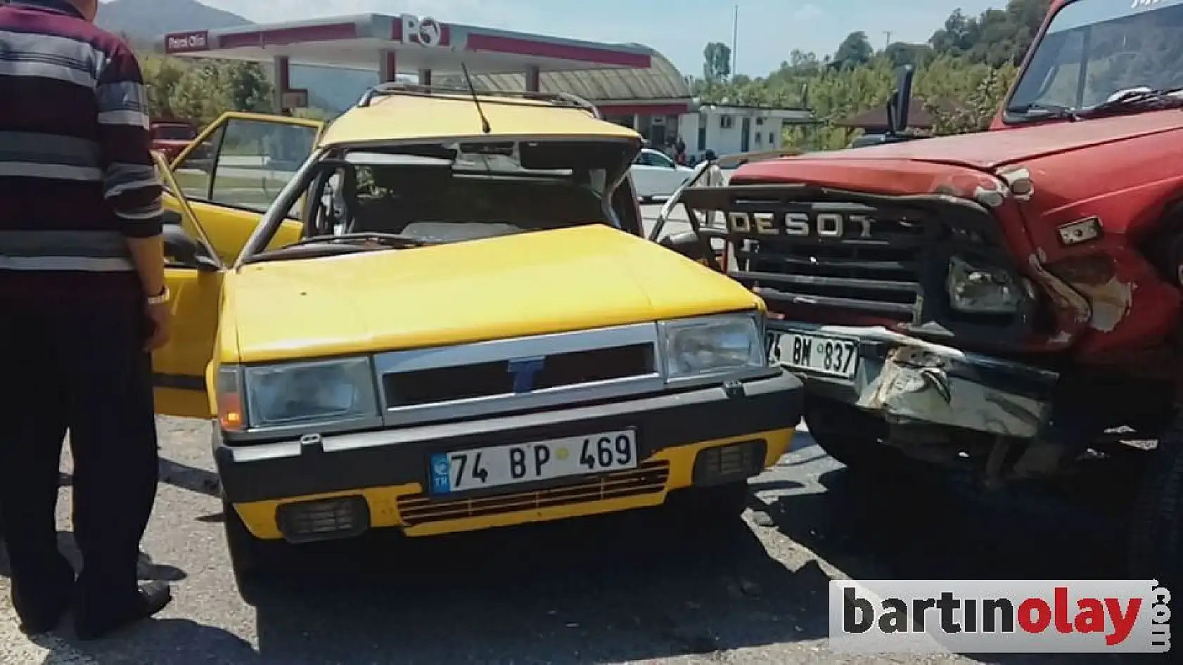 Otomobil ile kamyonet çarpıştı