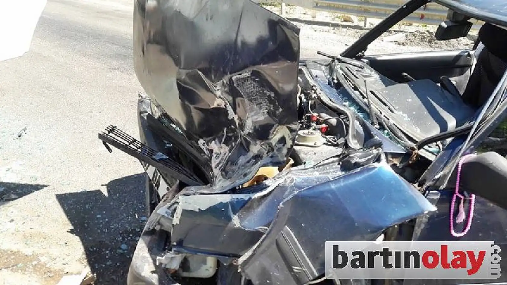 Otomobil kamyonla çarpıştı: 4 yaralı