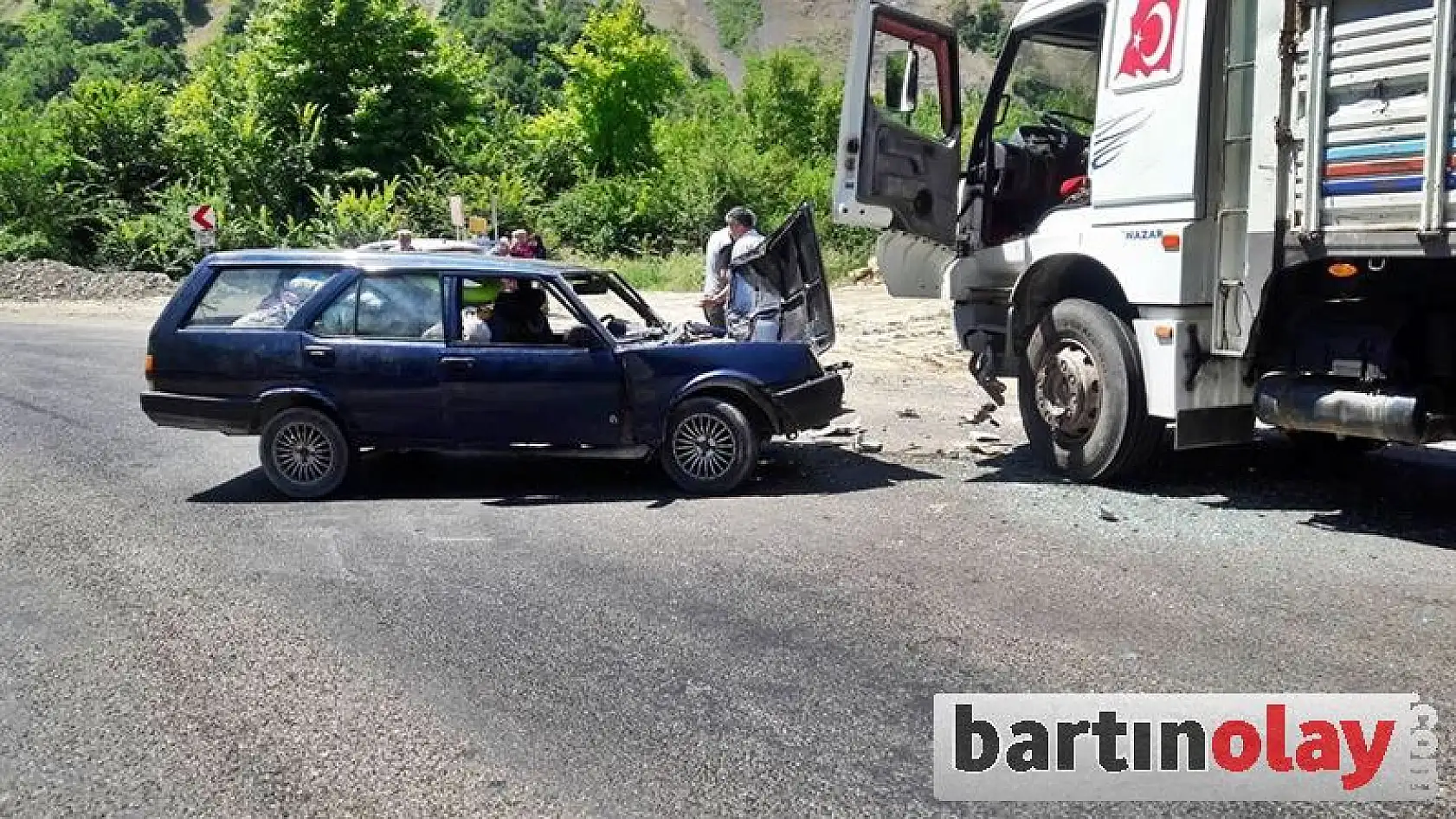 Otomobil kamyonla çarpıştı: 4 yaralı