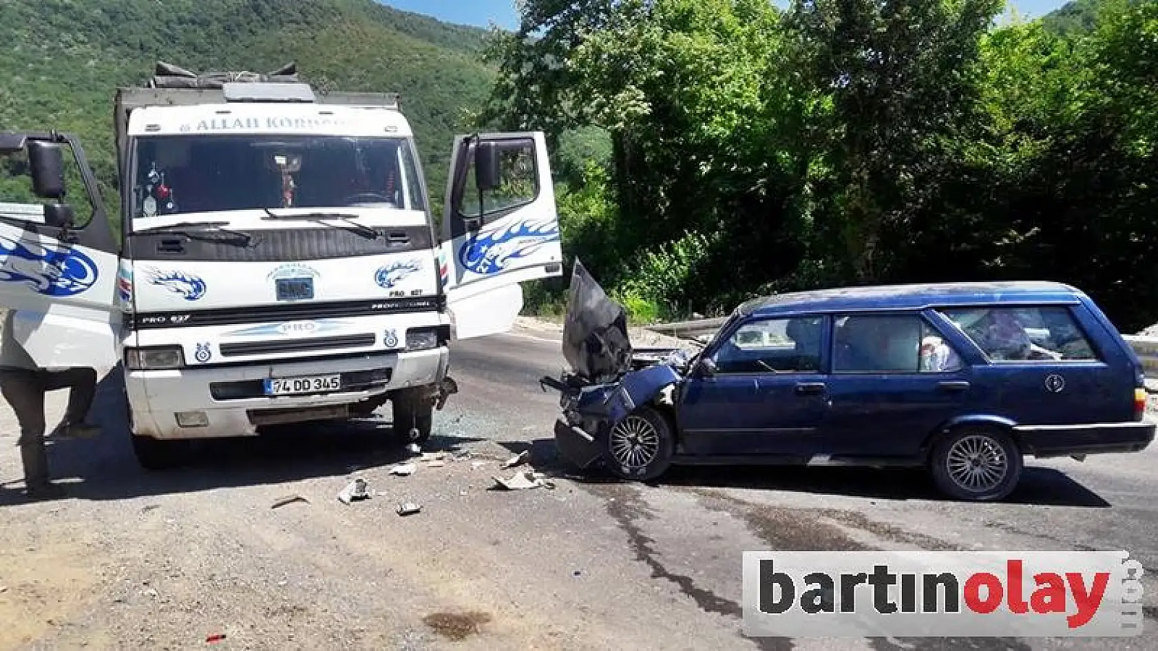 Otomobil kamyonla çarpıştı: 4 yaralı