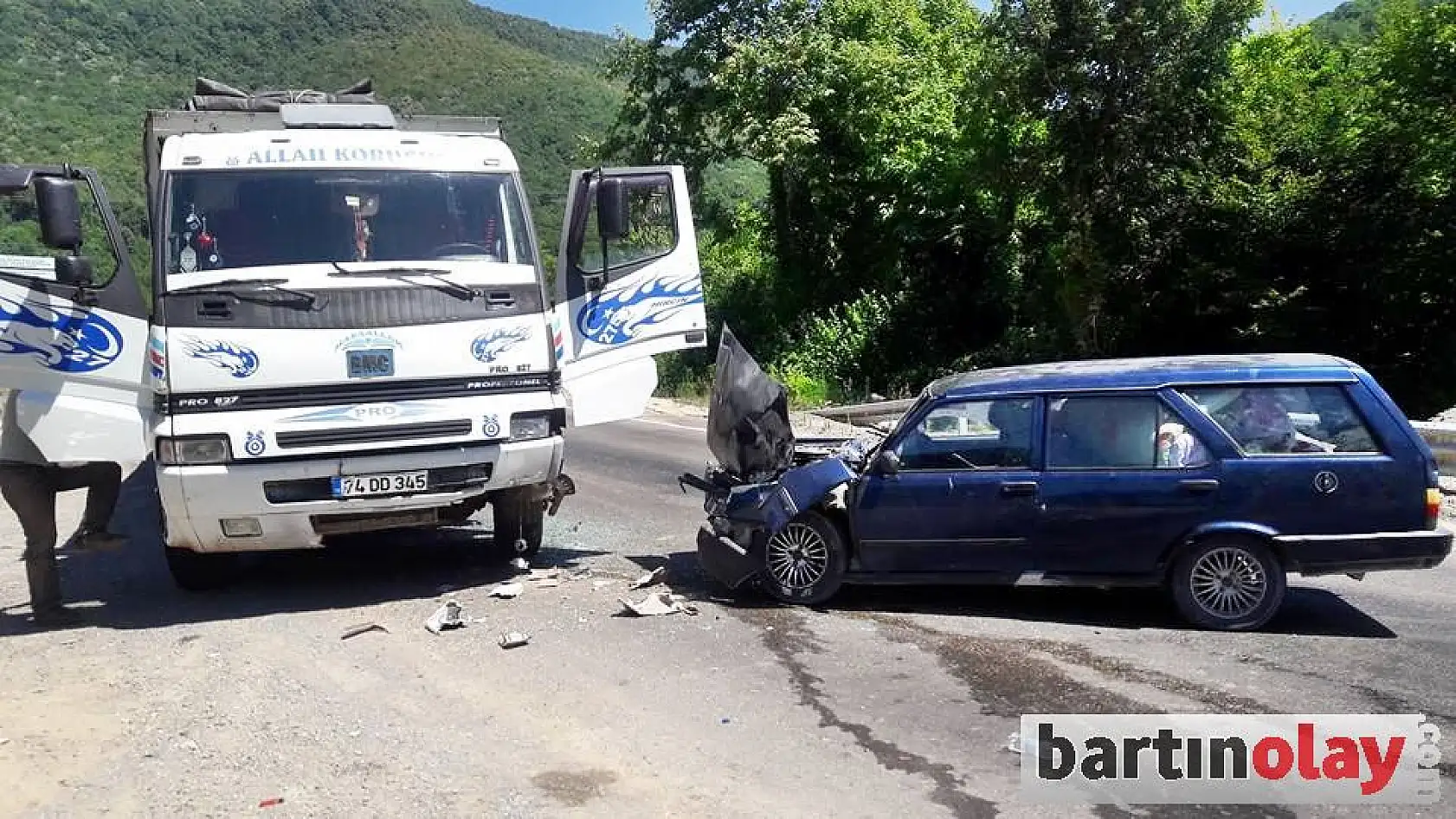 Otomobil kamyonla çarpıştı: 4 yaralı