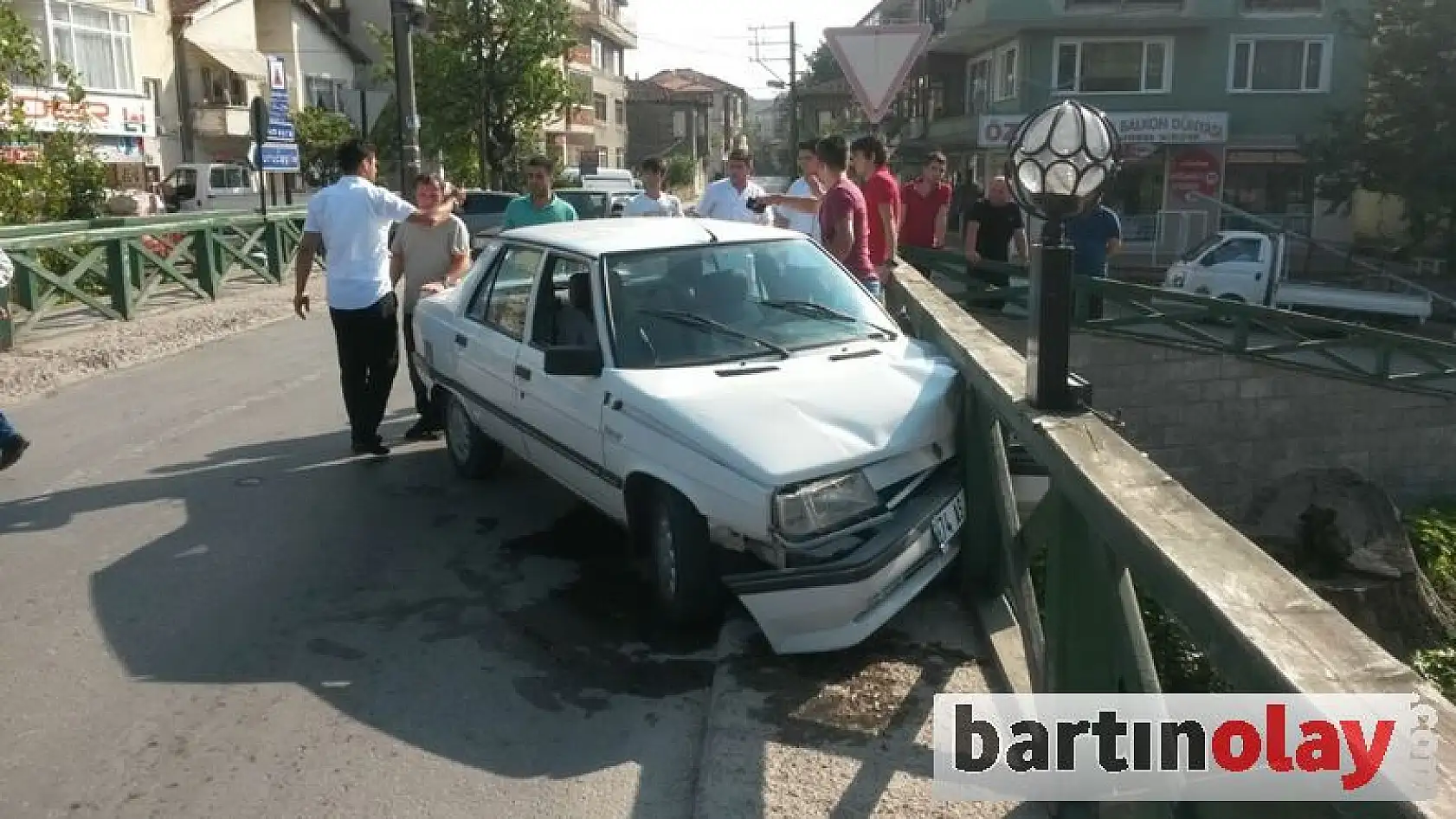 Otomobil korkuluklara çarptı