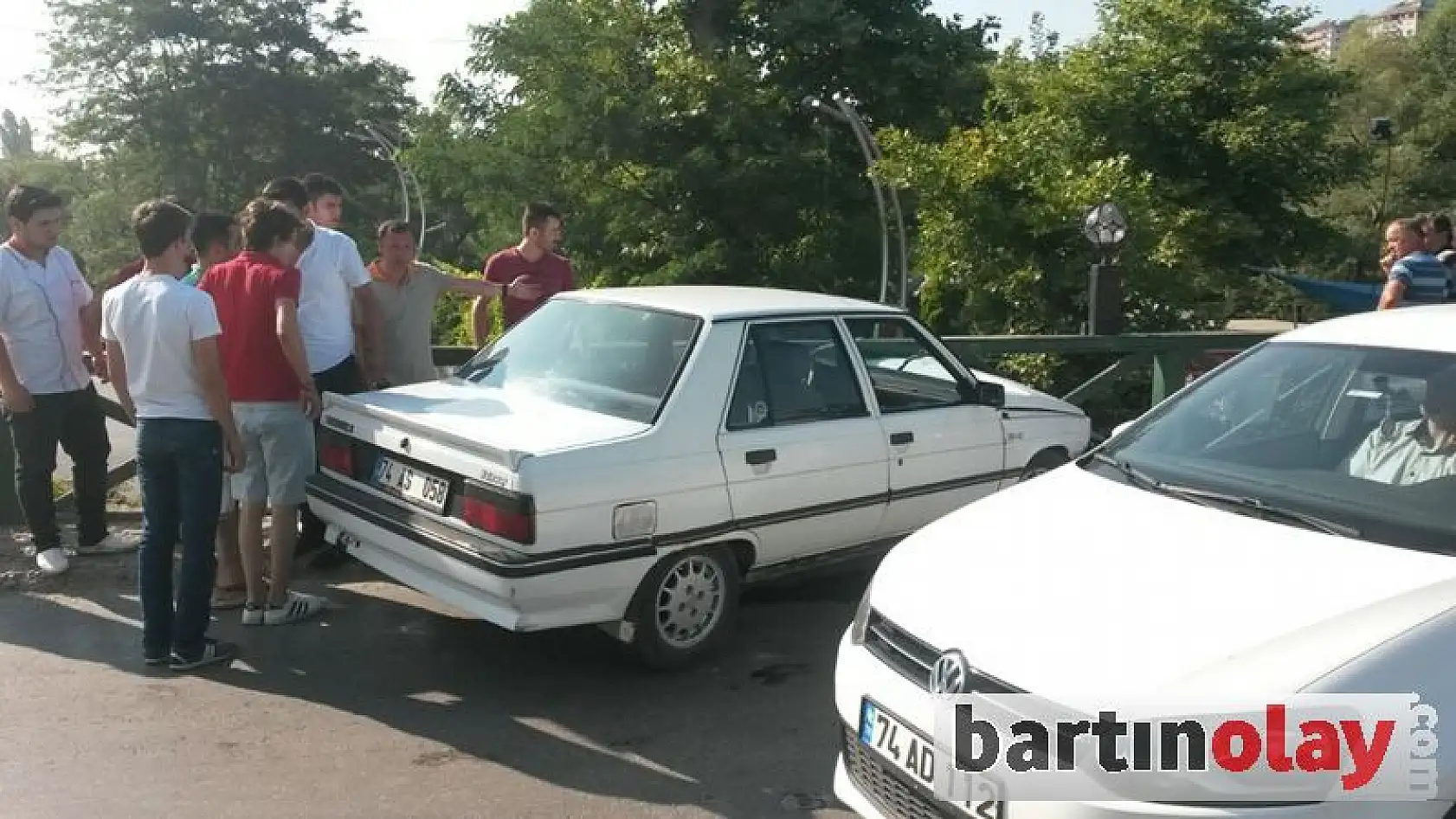 Otomobil korkuluklara çarptı