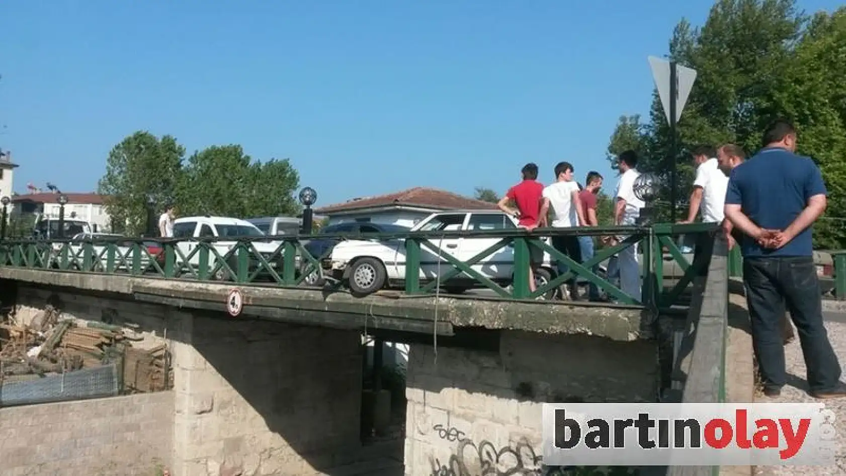 Otomobil korkuluklara çarptı