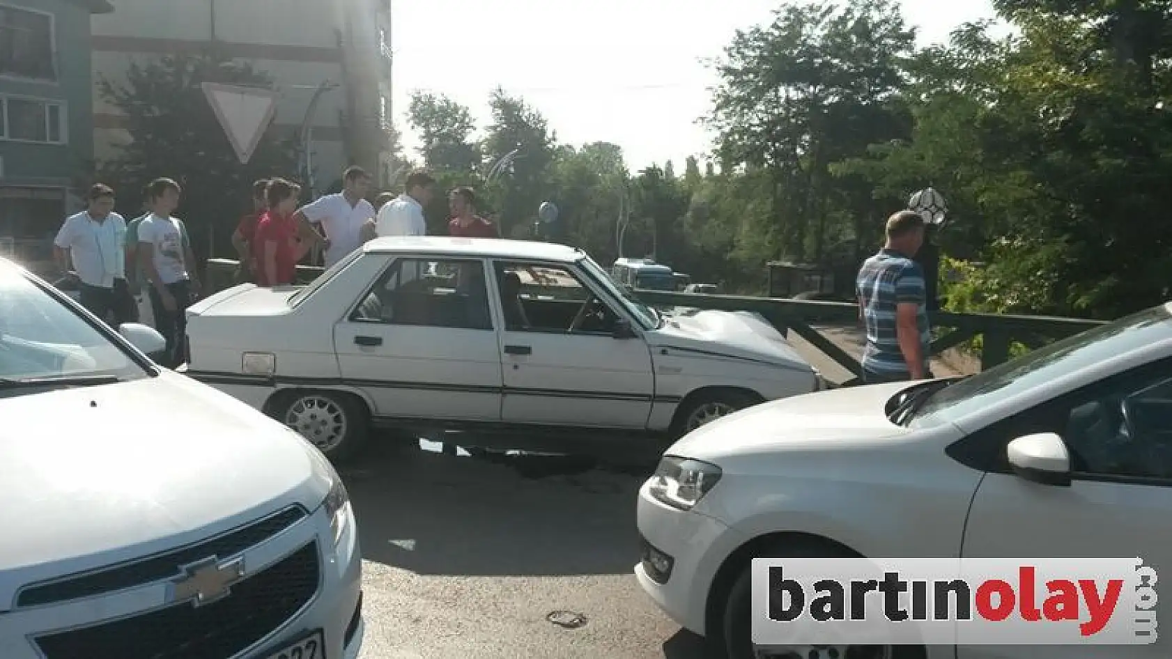 Otomobil korkuluklara çarptı