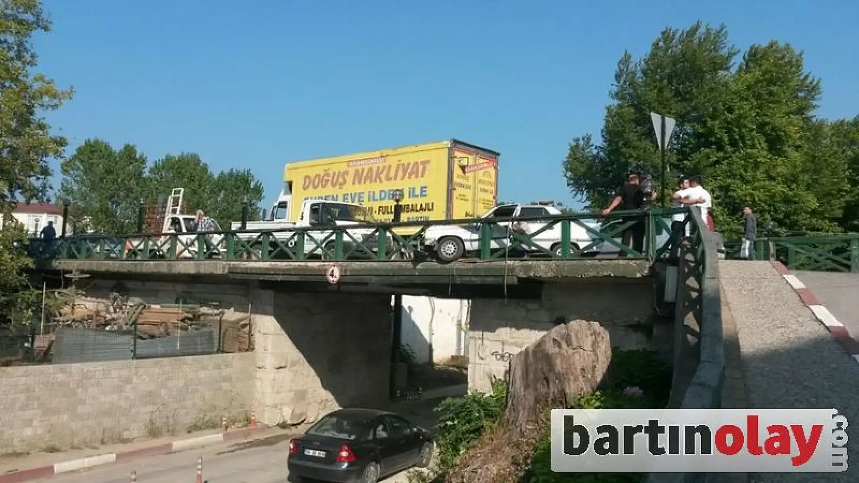 Otomobil korkuluklara çarptı