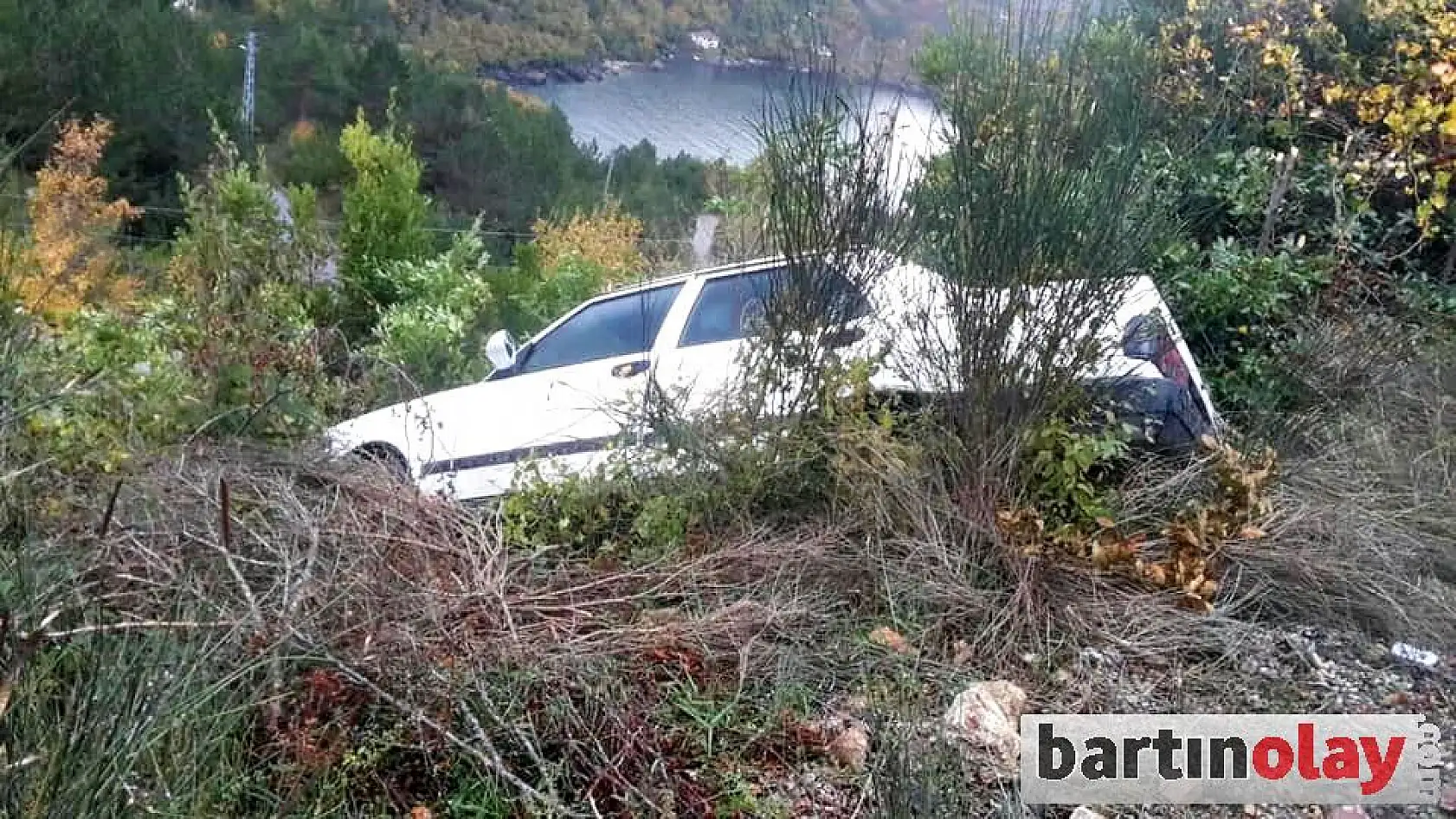 Otomobil şarampole devrildi