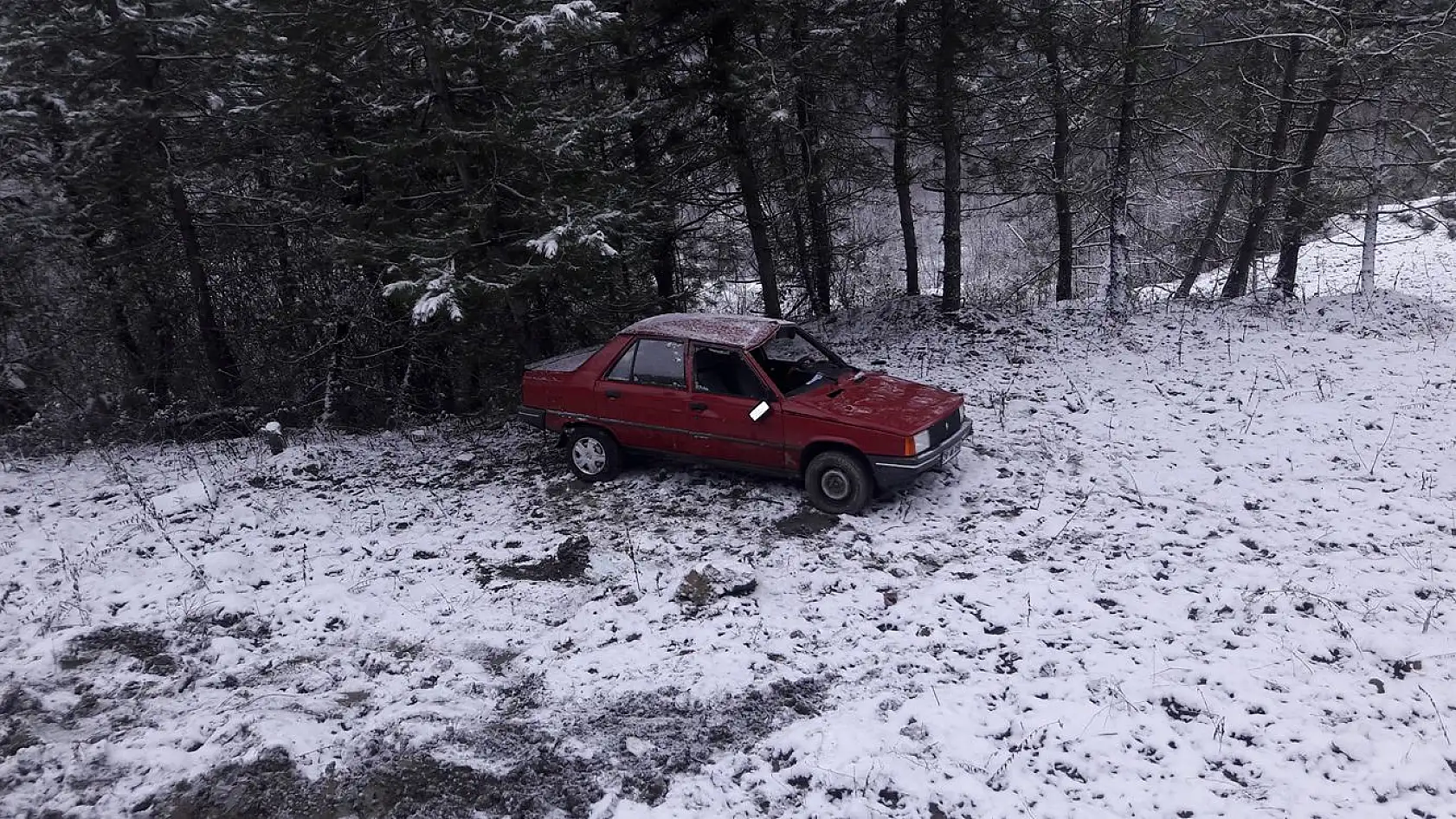 Otomobil şarampole devrildi