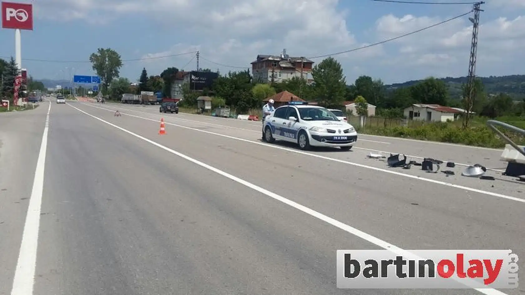 Otomobil sinyalizasyon Direğine Çarptı: 4 Yaralı